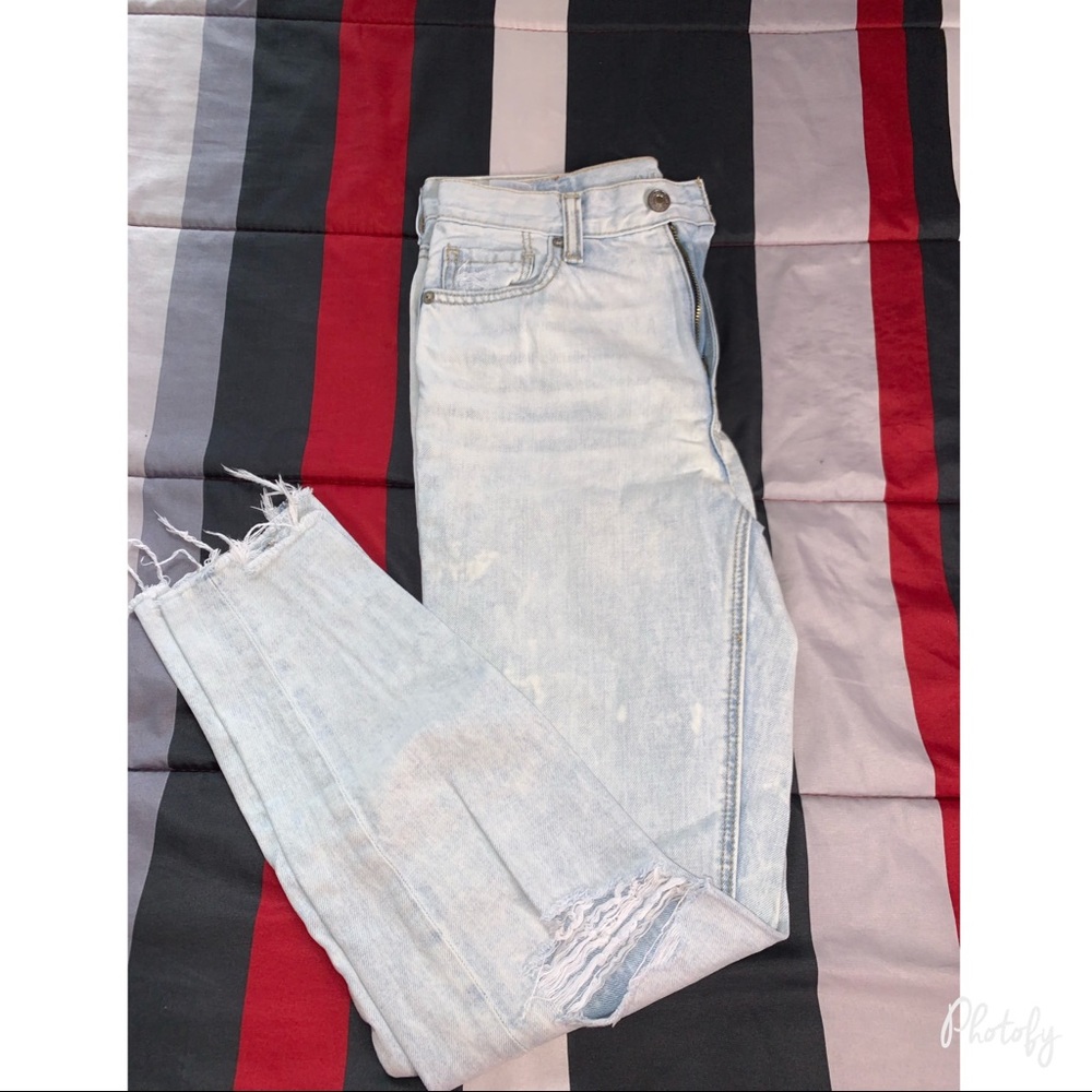 American Eagle light washed mom jeans - Picture 1 of 3